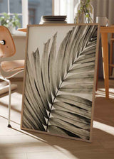 Cuadro minimalista en blanco y negro con hojas de palma, ideal para decoración moderna, disponible en kudeko.com.