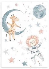 Quadro infantil com girafa sobre lua azul, leão astronauta, estrelas em tons pastel e planeta celeste sobre fundo branco, em estilo infantil suave com azul, rosa, bege e cinzento. Disponível em kudeko.com