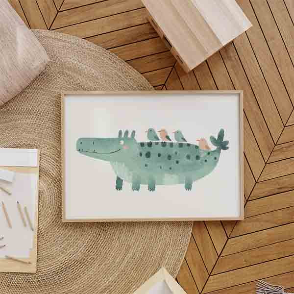 Horizontales Wandbild mit länglichem grünem Krokodil, dunklen Flecken, kleinen Vögeln in Pastelltönen auf dem Rücken, hellem Hintergrund und kindlichem Stil fürs Babyzimmer. Erhältlich auf kudeko.com