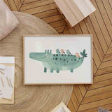 Tableau horizontal avec crocodile vert allongé, taches sombres, petits oiseaux pastel sur le dos, fond clair et style enfantin doux pour chambre de bébé. Disponible sur kudeko.com