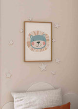 Cuadro infantil con ilustración de león en tonos pastel sobre fondo blanco. kudeko.com