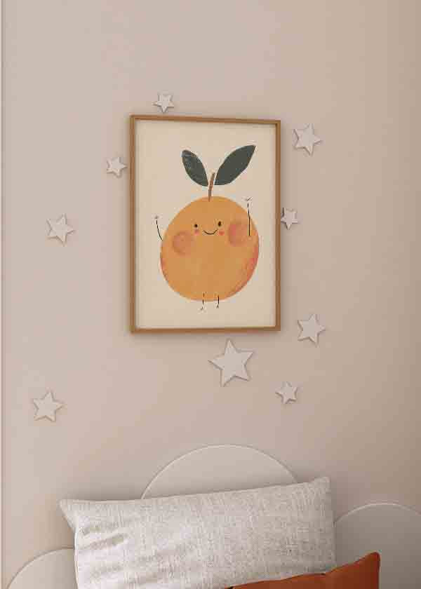 Quadro com laranja sorridente, bochechas rosadas, folhas verde-escuras, fundo creme e estilo infantil de formas simples, em tons suaves e decorativos. Disponível em kudeko.com