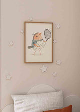 Gerahmtes Wandbild mit kleinem Vogel und Tennisschläger, hellem Hintergrund, Rosa, Grau, Blaugrün und Schwarz, im kindlichen und verspielten Stil für Kinderzimmer oder Spielecke. Erhältlich auf kudeko.com