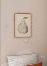 Cuadro infantil de pera sonriente en tonos suaves. kudeko.com