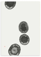 Cuadro japonés minimalista con manchas circulares en tinta sumi-e, kudeko.com