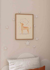 Cuadro infantil con ilustración de perrito mirando constelaciones en tonos cálidos. kudeko.com