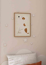 Cuadro con perrito blanco sentado sobre fondo crema, con detalles marrón cálido, beige y negro, composición simple y estilo minimalista infantil. Disponible en kudeko.com