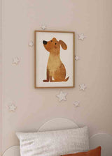Cuadro con perrito infantil de cuerpo alargado, oreja caída, fondo claro y tonos marrón, beige y negro, de estilo ilustración. Disponible en kudeko.com