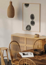 Cuadro japonés minimalista con manchas circulares en tinta sumi-e, kudeko.com