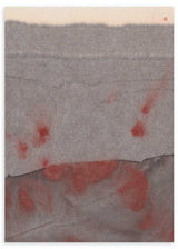 Cuadro abstracto con capas grises y toques rojizos difuminados, kudeko.com