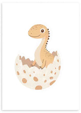 Wandbild mit beigem Baby-Dinosaurier aus einem gesprenkelten Ei, vor weißem Hintergrund, in Sand- und Cremetönen, mit kindlichem Stil für Babyzimmer oder Kinderzimmer. Erhältlich auf kudeko.com