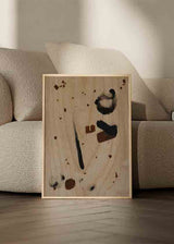 Cuadro abstracto con trazos minimalistas en tonos marrón y negro sobre fondo beige, disponible en kudeko.com.