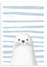 Quadro emoldurado com foca branca de expressão meiga, fundo às riscas azul claro e branco, estilo infantil, composição simples e tons suaves. Disponível em kudeko.com