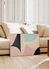 Horizontales Wandbild abstrakt geometrisch in Pastelltönen mit Schwarz, klarer moderner dekorativer Stil. Erhältlich auf kudeko.com