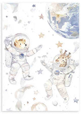 Tableau encadré avec lion et girafe astronautes flottant parmi étoiles, petits astéroïdes et planète bleue, en beige, gris et bleu clair, dans un style enfantin illustré et doux. Disponible sur kudeko.com
