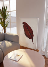 Quadro moderno com folha botânica em tons de bordeaux, para uma decoração de parede elegante e contemporânea. Disponível em kudeko.com