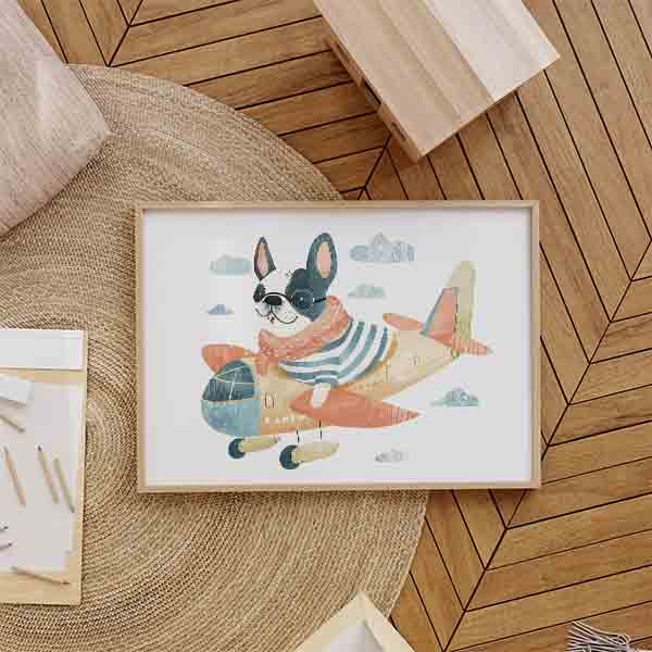 Horizontales Wandbild mit Pilotenhund, großen Ohren und dunkler Brille auf Retro Flugzeug, weichen Wolken, Pastelltönen in Blau, Koralle, Creme und Beige, kindlichem Stil. Erhältlich auf kudeko.com
