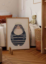 Wandbild mit kindlichem Seehund im Matrosenlook, gestreiftem Oberteil in Marineblau, cremefarbener Mütze, rosigen Wangen, hellem Hintergrund und Illustrationsstil. Erhältlich auf kudeko.com