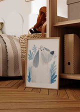 Cuadro con perro blanco de hocico azul, orejas grises y hojas azules alrededor, sobre fondo claro, de estilo infantil. Disponible en kudeko.com