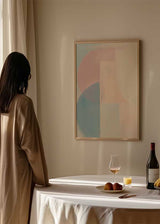 Cuadro vertical abstracto con formas geométricas en tonos pastel para decoración moderna kudeko.com