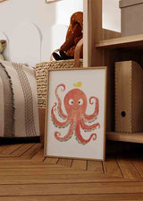 Cuadro de pulpo infantil coral con ojos grandes, tentáculos curvos, ventosas gris verdoso, fondo blanco y estilo infantil alegre. Disponible en kudeko.com