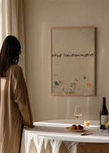 Cuadro abstracto con base clara y detalles de color, kudeko.com