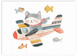 Cuadro horizontal con gato gris dormido en avión de tonos azul, rosa, mostaza y coral, rodeado de peces, en estilo infantil. Disponible en kudeko.com