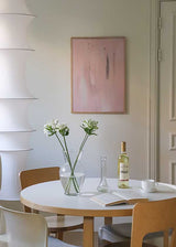 Cuadro abstracto de fondo rosado con detalles minimalistas en negro y blanco, kudeko.com