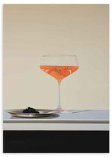 Tableau carré minimaliste d'une coupe avec une boisson pétillante. Disponible sur kudeko.com.