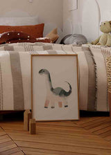 Cuadro de dinosaurio de cuello largo en gris azulado, beige y blanco, con formas suaves sobre fondo claro y estilo infantil. Disponible en kudeko.com
