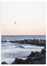 Cuadro minimalista de paisaje marino con una gaviota en vuelo al atardecer, evocando calma y libertad. Disponible en kudeko.com.