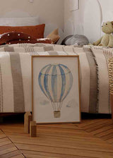 Cuadro infantil decorativo de globo aerostático azul. kudeko.com