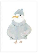 Quadro com gaivota infantil de gorro e camisola azul acinzentado, plumagem branca, bico amarelo suave e estilo de ilustração nórdica sobre fundo claro. Disponível em kudeko.com