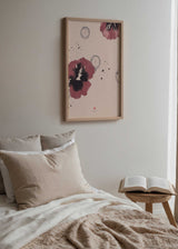 Cuadro floral minimalista con flores burdeos y fondo beige, kudeko.com