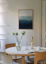 Cuadro abstracto con degradado azul petróleo y fondo blanco, kudeko.com