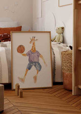 Gerahmtes Wandbild mit Giraffe beim Basketball, orangem Ball, lila Trikot, blauer Hose, weißem Hintergrund und kindlichem Stil in sanften Farben. Erhältlich auf kudeko.com
