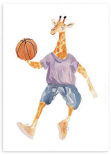 Gerahmtes Wandbild mit Giraffe beim Basketball, orangem Ball, lila Trikot, blauer Hose, weißem Hintergrund und kindlichem Stil in sanften Farben. Erhältlich auf kudeko.com