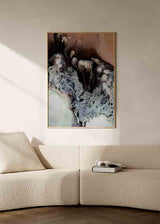 Cuadro abstracto fluido en tonos marrón oscuro y beige, disponible en kudeko.com.