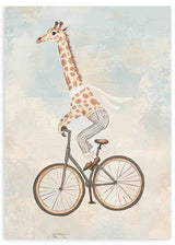 Cuadro con jirafa montando una bicicleta clásica, tonos beige, crema y azul empolvado, con aire tierno y estilo infantil. Disponible en kudeko.com