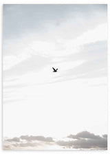 Quadro minimalista de uma ave a voar sobre o céu, ideal para uma decoração serena e elegante. Disponível em kudeko.com