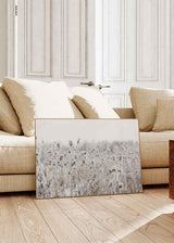 Cuadro horizontal de flores invernales cubiertas de escarcha sobre un fondo minimalista. Disponible en kudeko.com.