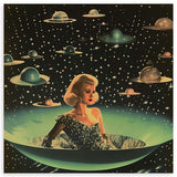 Tableau surréaliste rétrofuturiste avec femme dans une soucoupe volante et ovnis flottants, ambiance décorative vintage et spatiale. Disponible sur kudeko.com