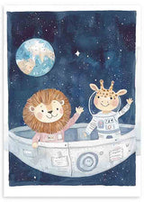 Cuadro con león y jirafa astronautas en nave espacial, fondo azul estrellado, planeta celeste y estilo infantil tierno. Disponible en kudeko.com