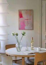 Cuadro abstracto en tonos fucsia y rosa con fondo claro, kudeko.com