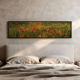 Horizontales Wandbild eines wunderschönen Feldes mit roten Mohnblumen, die von der Sonne beleuchtet werden. Verfügbar auf kudeko.com.