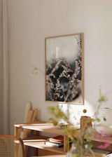 Cuadro con ramas de flores silvestres en tonos beige y marrón sobre fondo desenfocado. Disponible en kudeko.com.