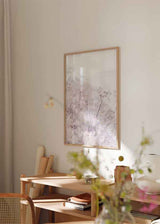 Cuadro minimalista con flores silvestres en tonos blancos y fondo etéreo, perfecto para decoraciones nórdicas. Disponible en kudeko.com.