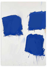 Cuadro abstracto moderno con tres formas azules sobre fondo blanco, kudeko.com