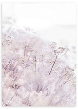 Cuadro minimalista con flores silvestres en tonos blancos y fondo etéreo, perfecto para decoraciones nórdicas. Disponible en kudeko.com.