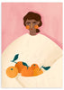 Cuadro ilustrado colorido con retrato femenino sosteniendo naranjas, obra de Bea Muller, kudeko.com
